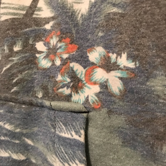 Hurley sweatshirt. - Picture 3 of 4